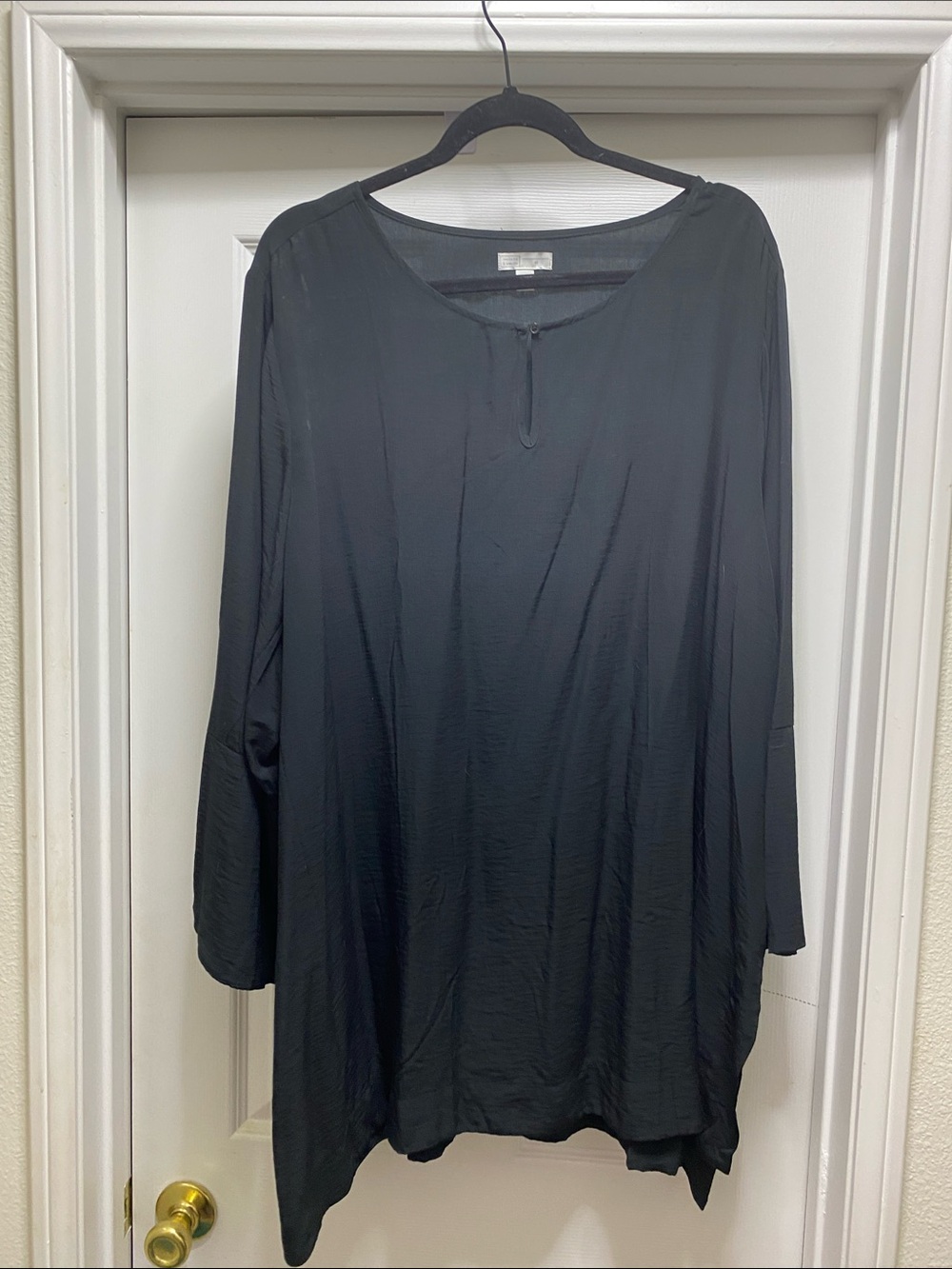 14th & Union Black Long-Sleeve Keyhole Tunic